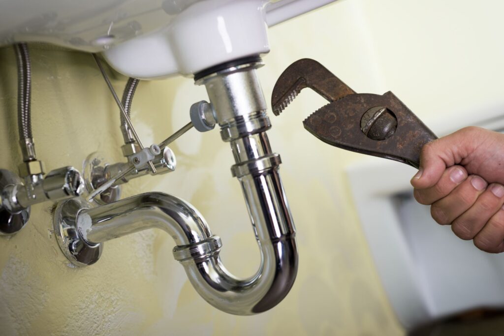 洗面所の排水つまりを修理する水道工事業者