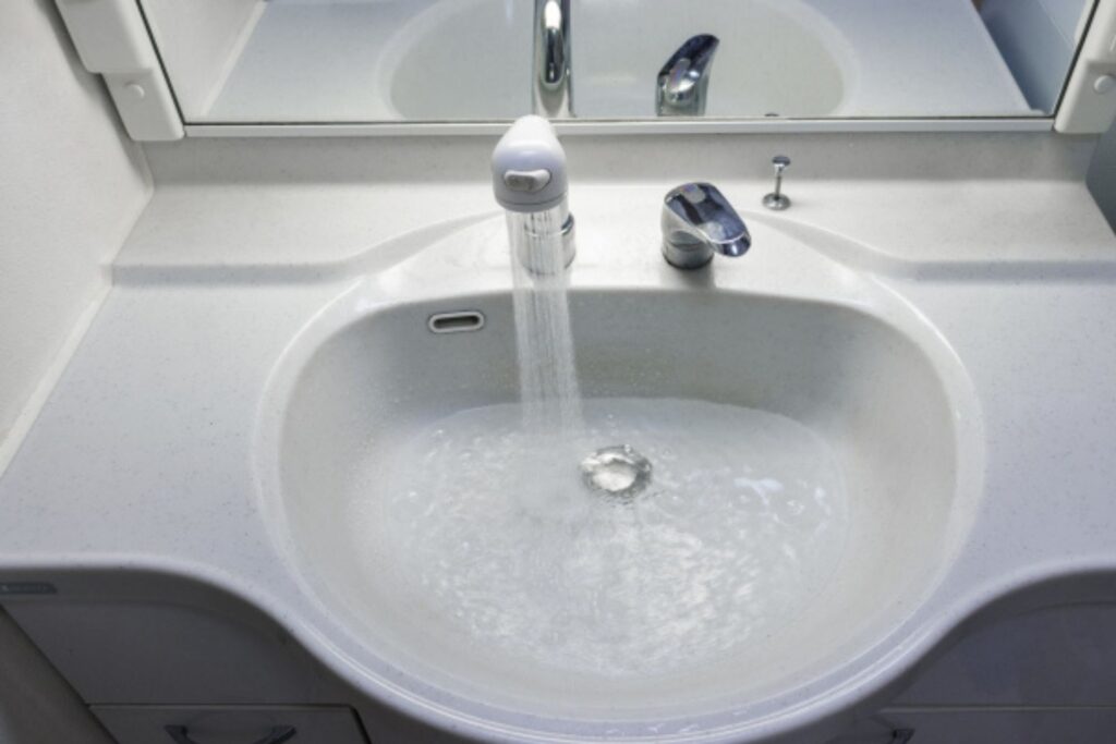 液体だからと安心して排水口に流してしまいがちな化粧水やマウスウォッシュ